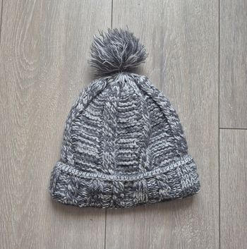 Très joli bonnet gris, intérieur chaud et doux,noir . Taille adulte femme ou homme