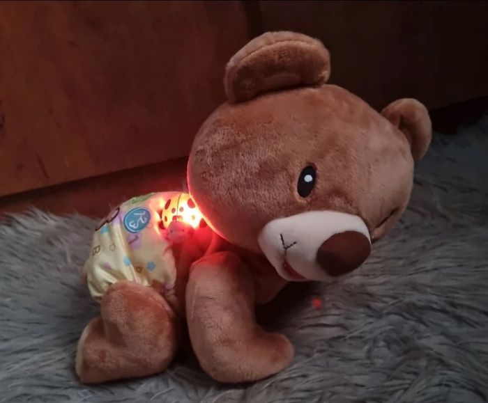 Ourson en peluche qui chante et marche