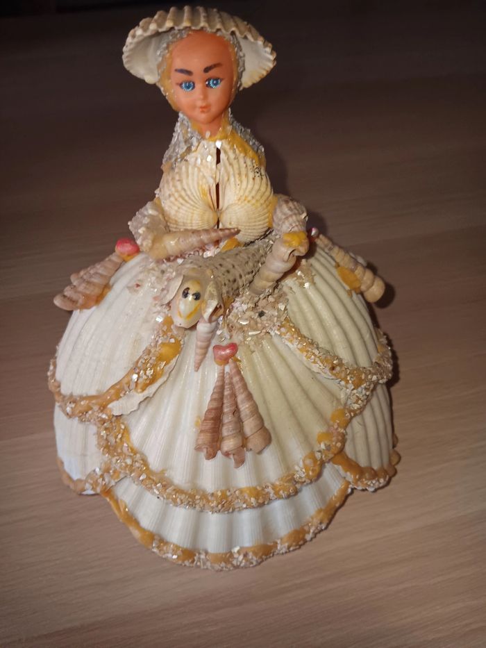poupée  en coquillage - photo numéro 2