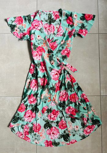 Magnifique robe longue croisée fleurie vert menthe neuve