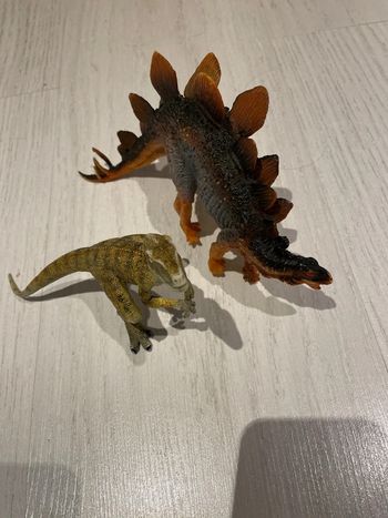 Dinosaures en plastique dur