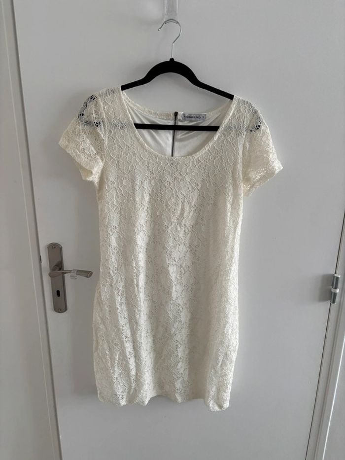 Robe blanche dentelle