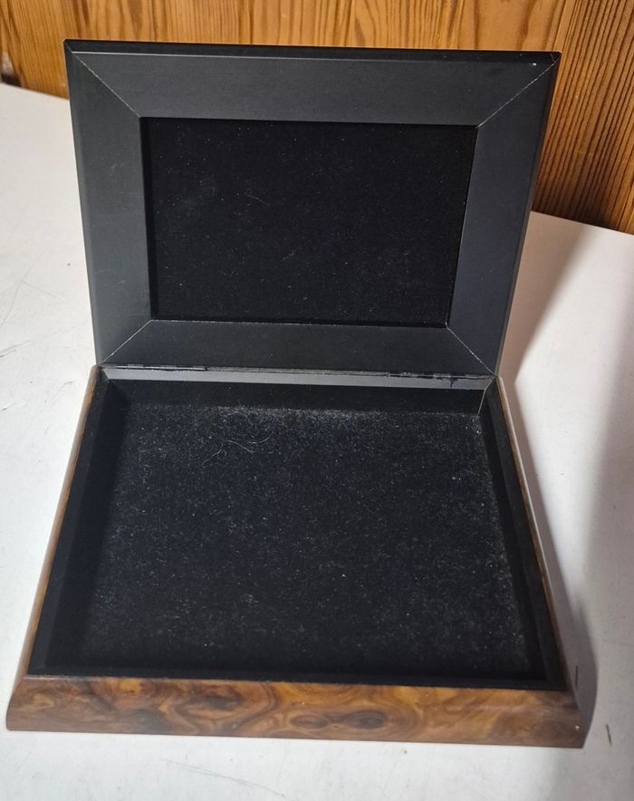 Boîte à bijoux coffre à souvenirs en bois et étain « Étains du Prince » décor en relief - photo numéro 4