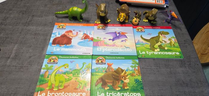 Lot figurine Dinosaure et ses livres - photo numéro 1