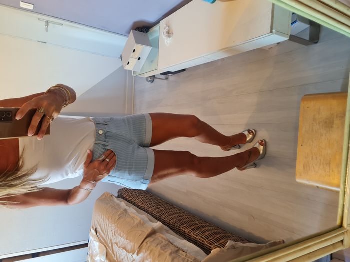 Short en jean bleu ciel rayé blanc Taille 36