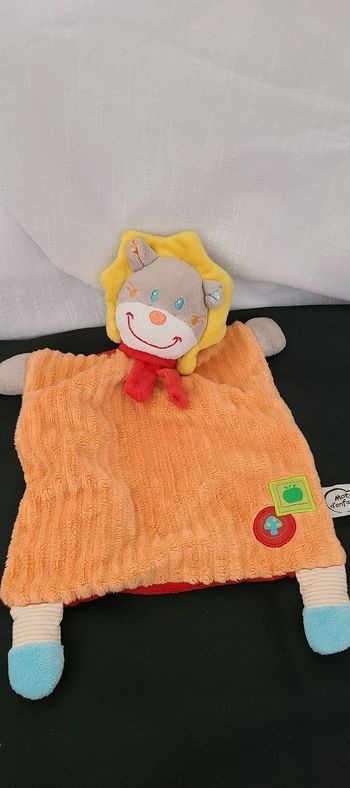 Mots d'enfants doudou plat lion orange rouge jaune bleu champignon pomme echarpe