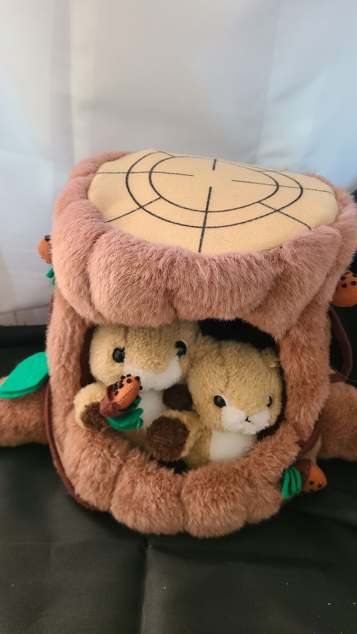 Peluches 2 écureuils avec tronc d’arbre