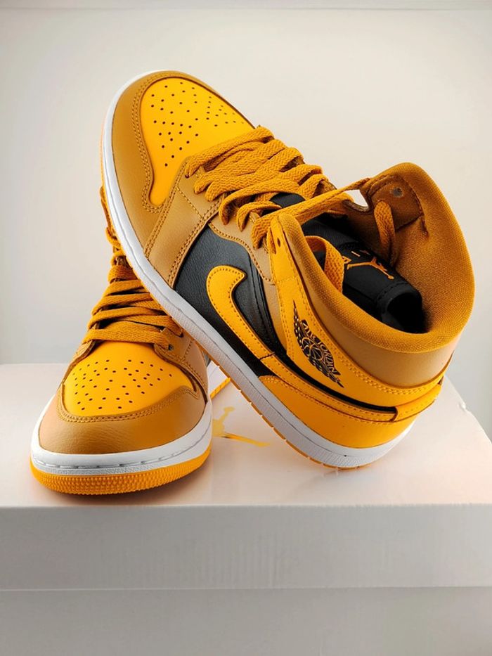 Paire de baskets Air Jordan 1 Mid montantes - photo numéro 2