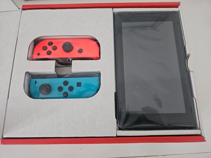 Nintendo switch neuf sous garantie + 1 jeu - photo numéro 2