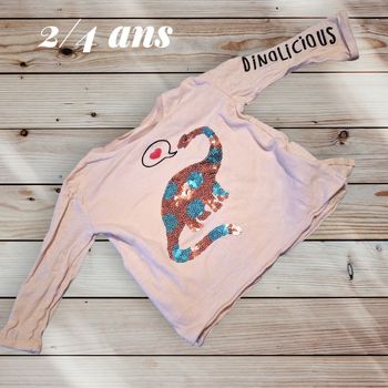 🦖✨ T-shirt manches longues trop fun avec motif dinosaure à sequins !