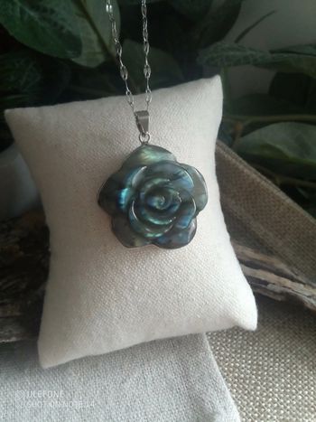 Collier protection pendentif en pierre de labradorite taillée à la main en rose