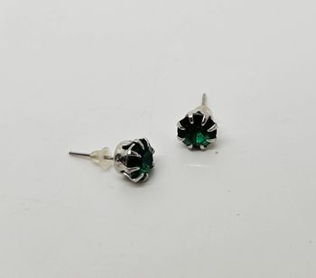 Paire de boucles d'oreilles.
Neuve.
Diamant vert contour gris