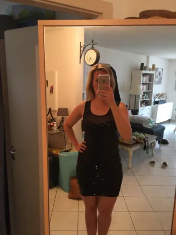 Robe noire paillettes rondes