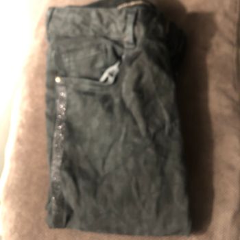 Jean noir avec rayures paillettées sur les côtés