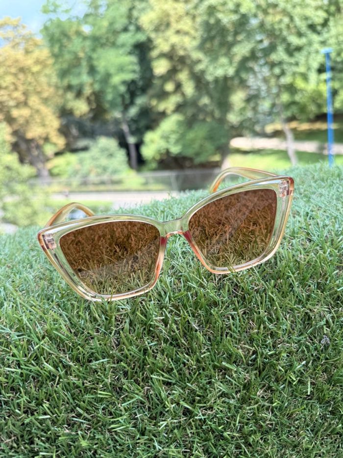 Paire de lunettes de soleil - photo numéro 4