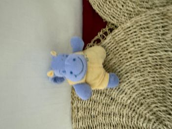Doudou peluche hippopotame jaune bleu Jollybaby, avec grelot
