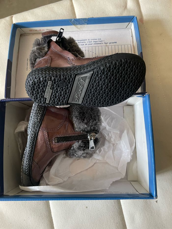 BOTTINES FILLES TAILLE 21 NEUVE marque Mod8  jamais utilisée en parfaite état - photo numéro 3