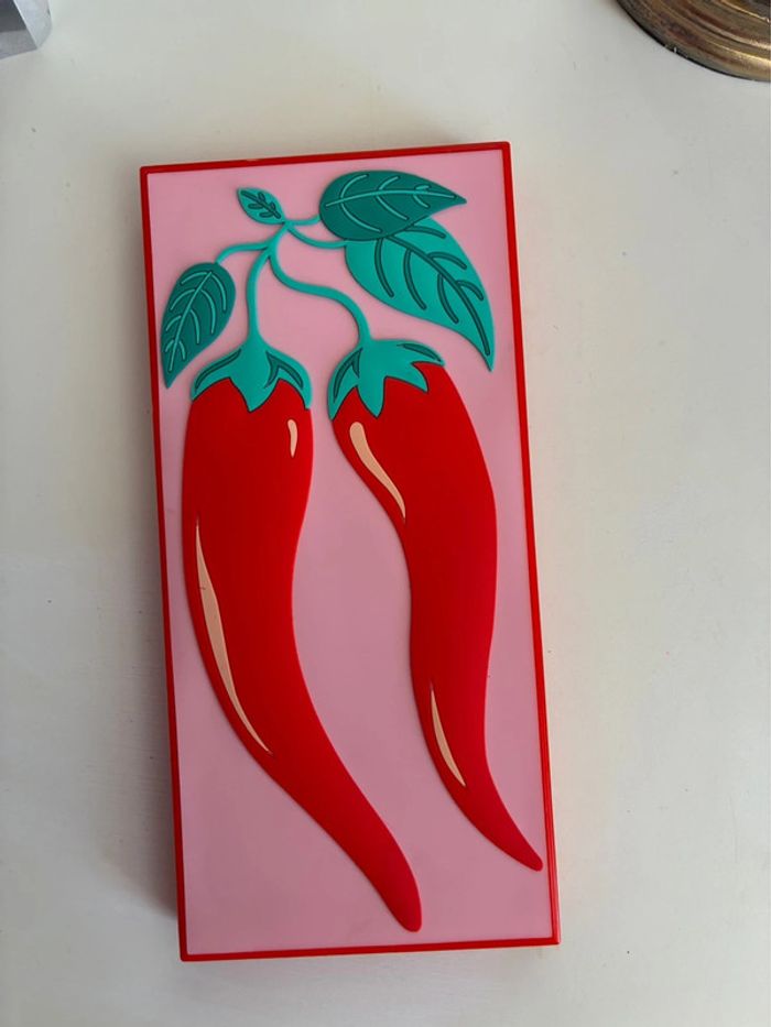 Palette Tasty Chilli, 18 fards, Makeup Revolution. - photo numéro 2