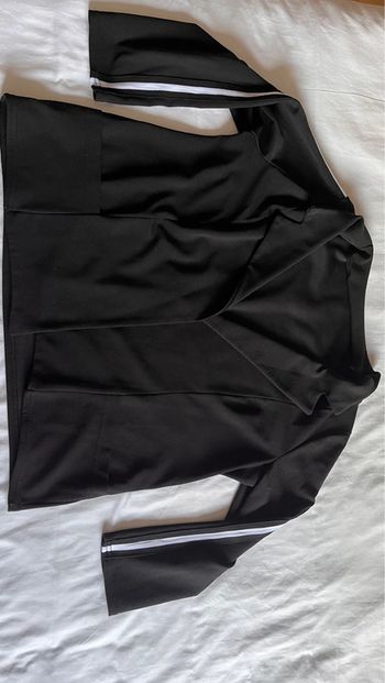 Gilet noir avec une bande blanche