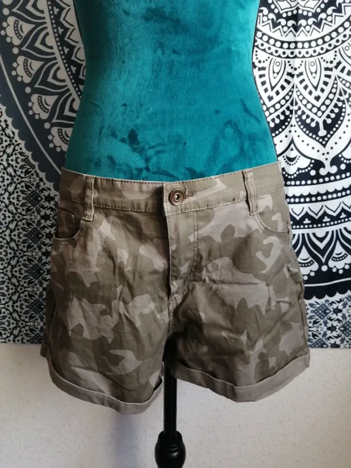 Short kaki à motifs camouflage militaire / fashion private company / (42)