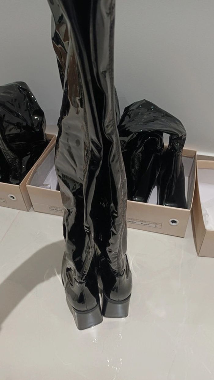Chaussures cuissardes noires brillantes neuves taille 36
Bottes - photo numéro 2