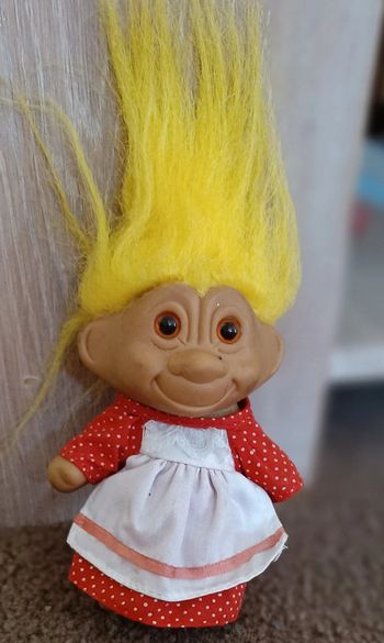 Troll Russ jaune robe tablier blanche rouge à pois