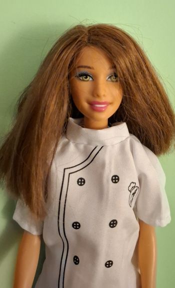 Barbie cuisinière et ses accessoires