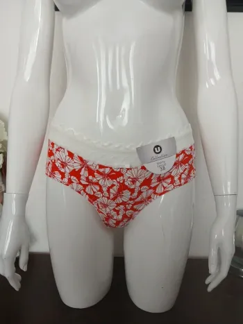 Shorty rouge fleuri 38