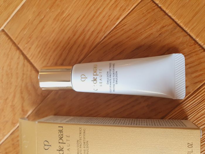 Émulsion fortifiante protectrice "CLE DE PEAU BEAUTE" 12 ml Neuf dans boite. - photo numéro 3