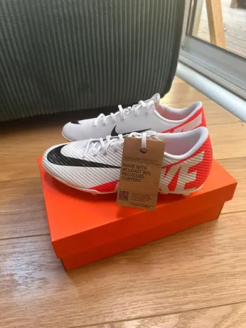 Nike Crampon Vapor 15 Club blanche et rouge