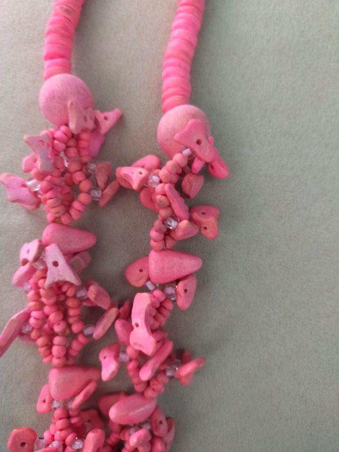 Collier ethnique rose vif en perles naturelles + grand pendentif floral nacré - photo numéro 11