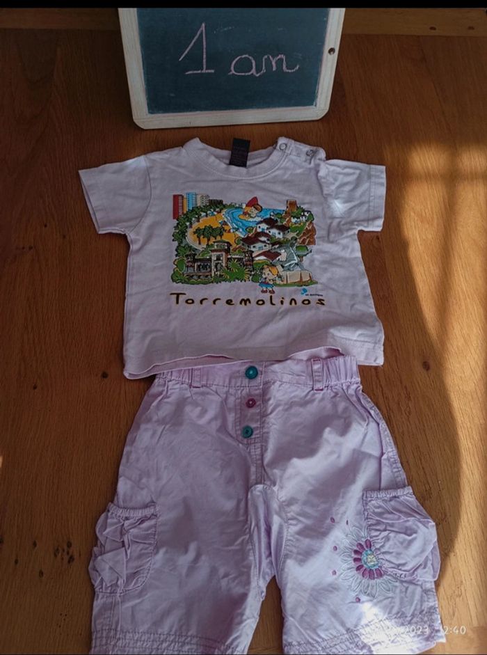 Ensemble pantalon léger et t-shirt manches courtes taille 1 an en très bon état
