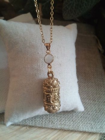 Collier amulette bouddhiste avec pierre de lune