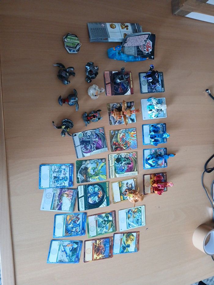 Lot de 15 bakugan + cartes magnetiques + cartes collection