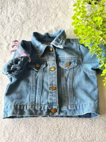 Très jolie veste en jean pour petite fille