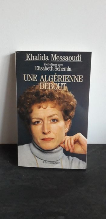 Une Algérienne debout