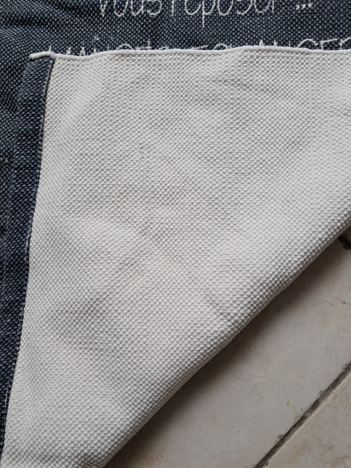 Tapis en tissu. Couleur bleu/gris avec impressions. - photo numéro 3