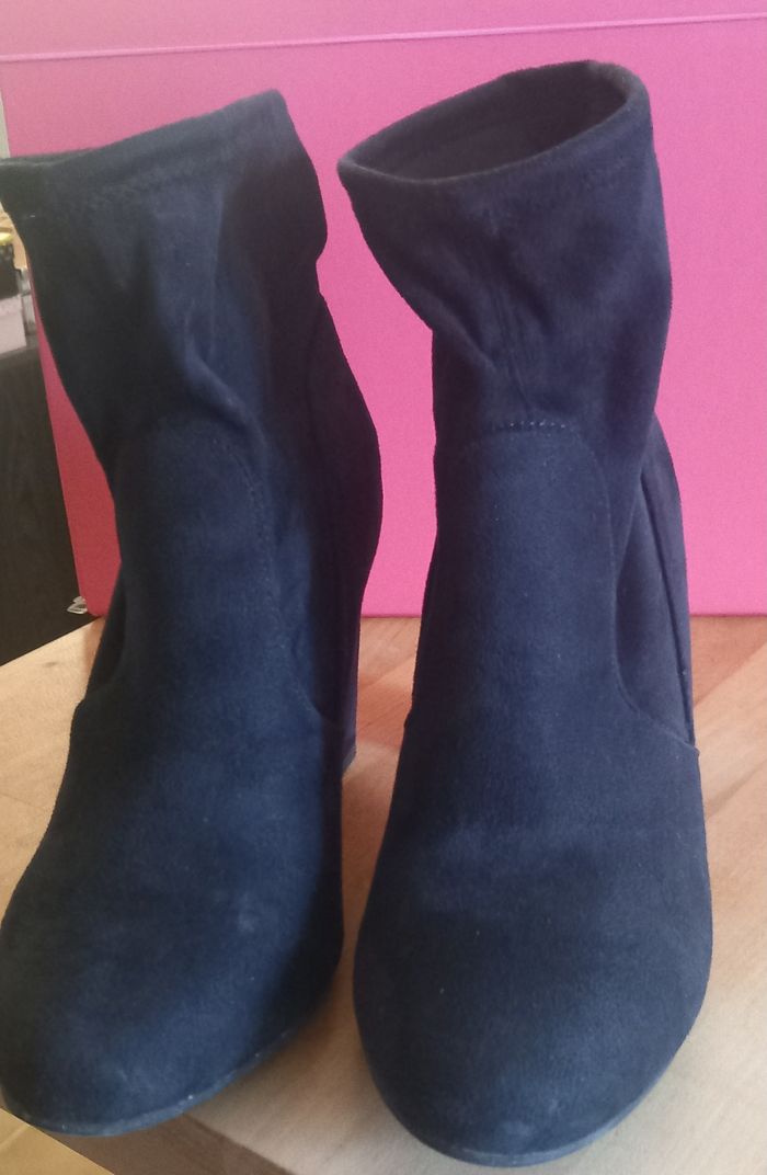 Vends bottines à talons bleu marine très élégantes - photo numéro 4