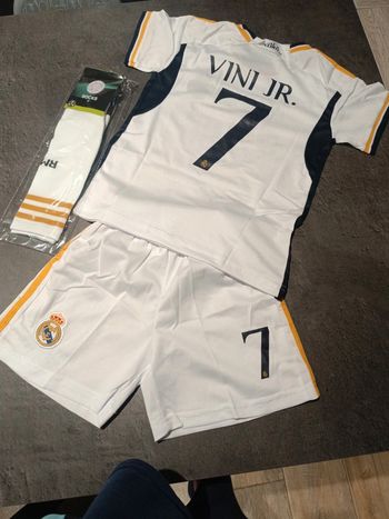 Tenue foot Real Madrid Vini Jr blanc. T.20