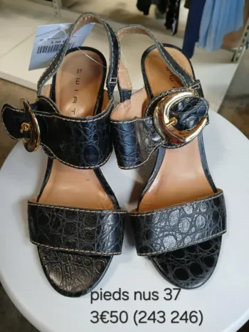 243246 pieds nus femme 37