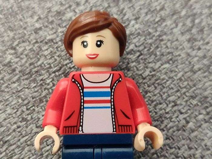 Figurine femme veste rouge - vrai Lego - photo numéro 4