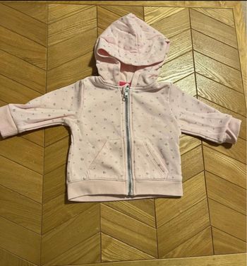 Veste rose à coeurs argentés