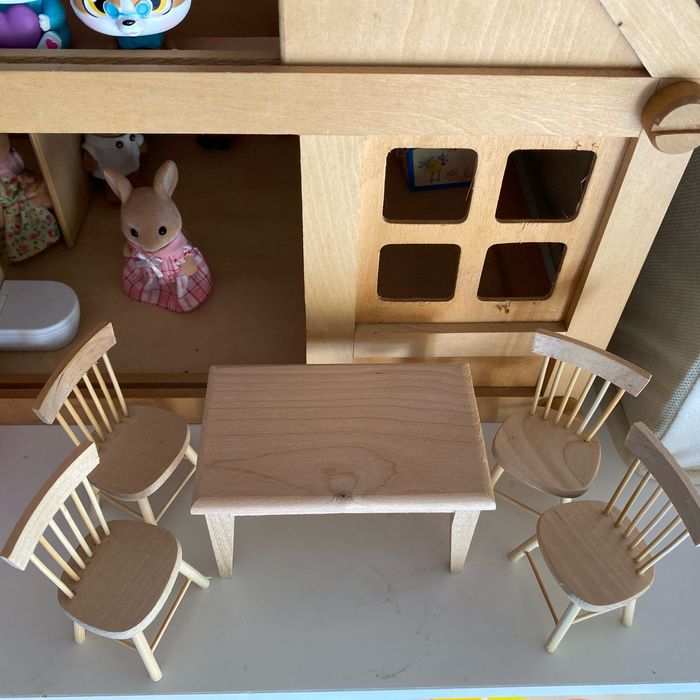 Salle à manger en bois pour poupées