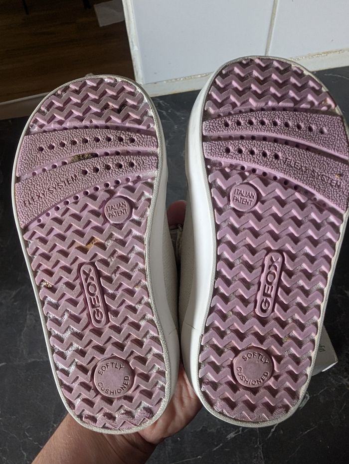 Tennis blanche motif cerise - photo numéro 4
