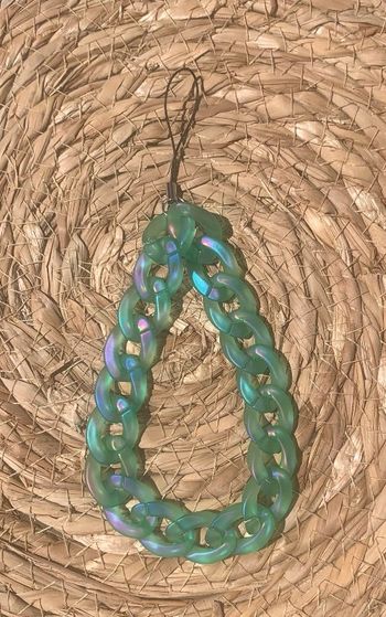 Bijou de portable en maillons colorés