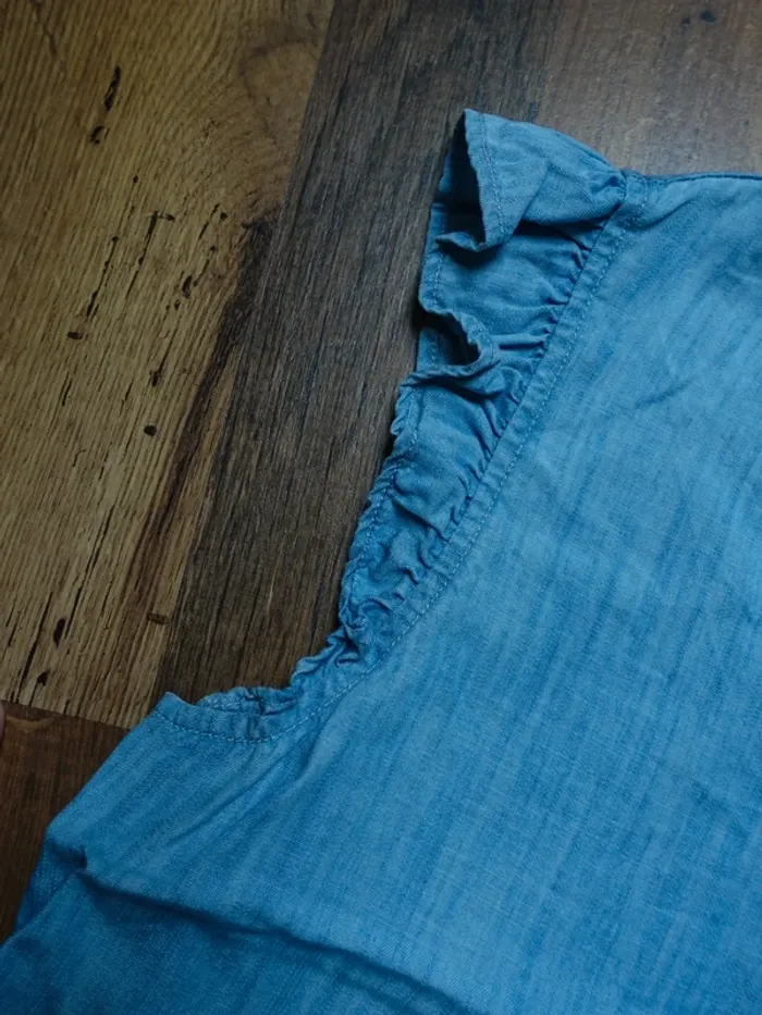 Blouse couleur jean à volants - photo numéro 4