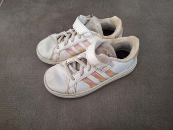 Baskets Adidas blanches 29