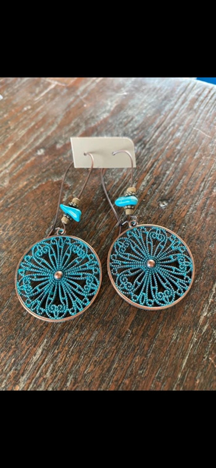 Magnifique paire de boucles d’oreilles avec perles, fleurs ronds et turquoise - photo numéro 4