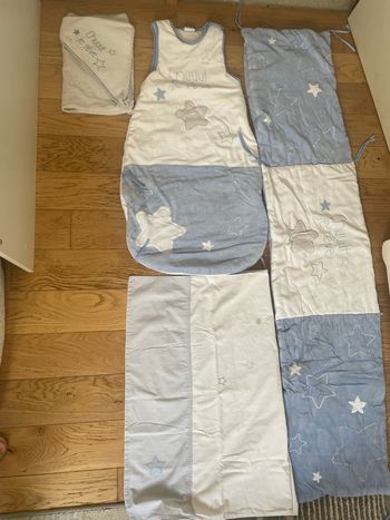 Ensemble gigoteuse, tour de lit, couverture, draps et serviettes