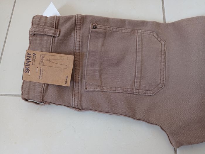 Pantalon beige 9 ans neuf avec étiquette 🏷 - photo numéro 3
